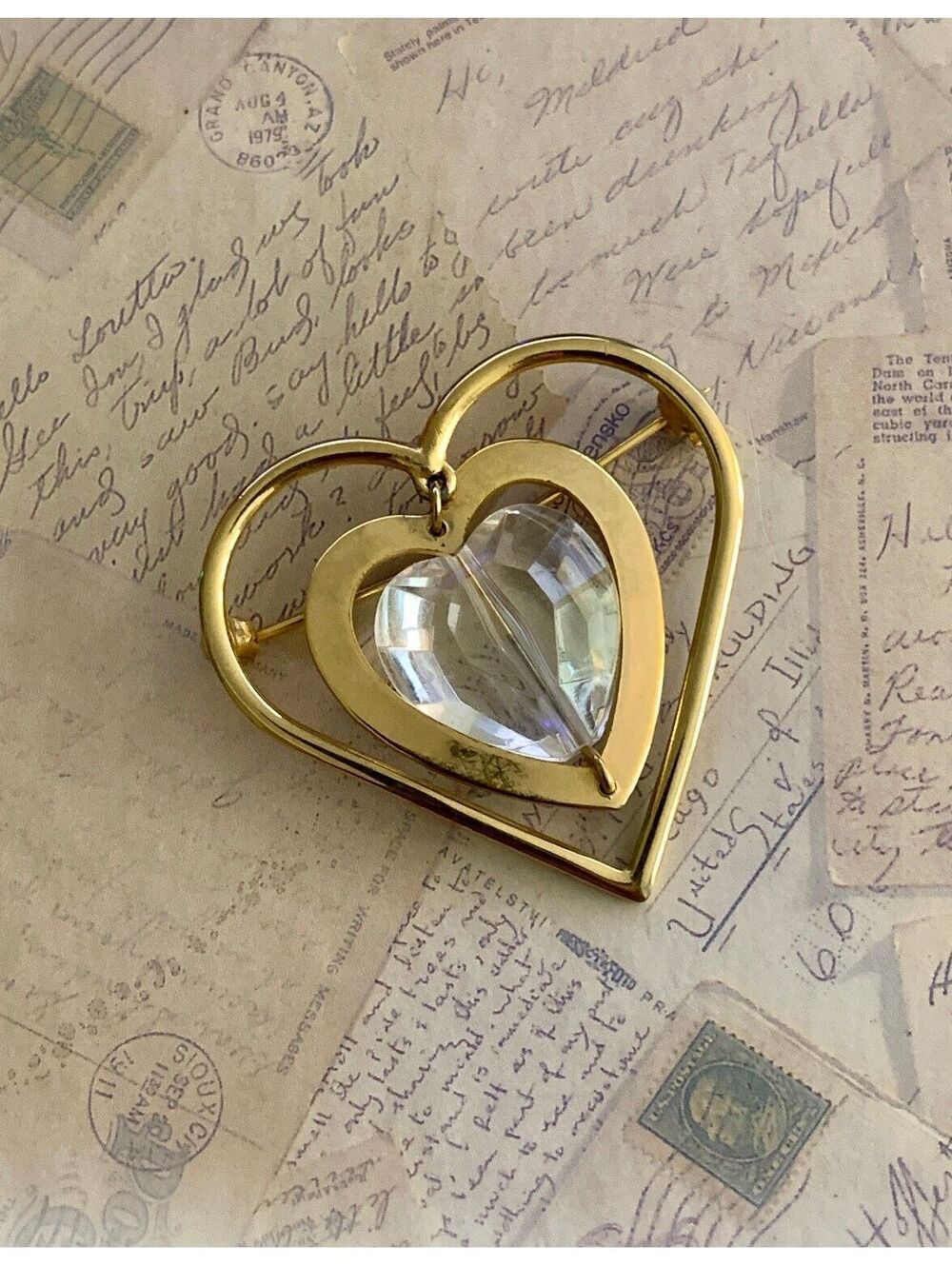 Vintage Gold Heart-Shaped Brooch with Sparkling Crystal Accent - Elegant Pin